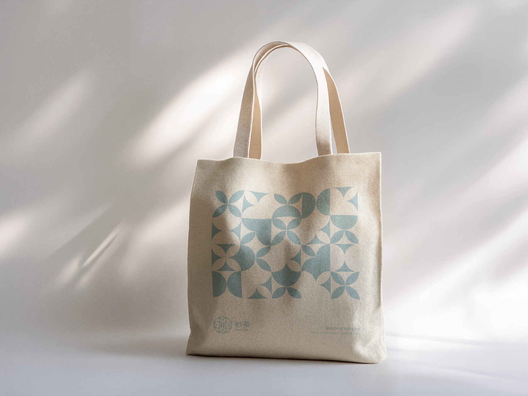 Tote bag printed with the tile pattern